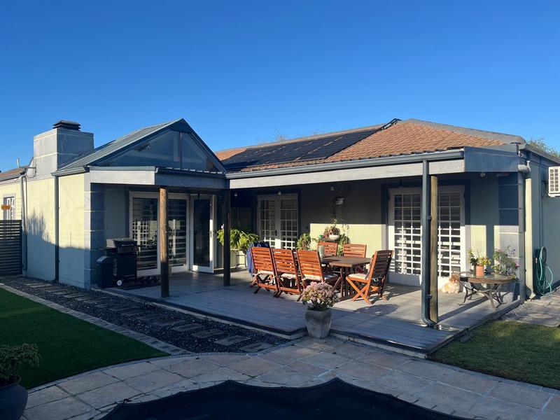 To Let 3 Bedroom Property for Rent in Uitzicht Western Cape